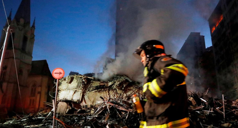 Incendio y derrumbe de un edificio en San Pablo (Reuters)