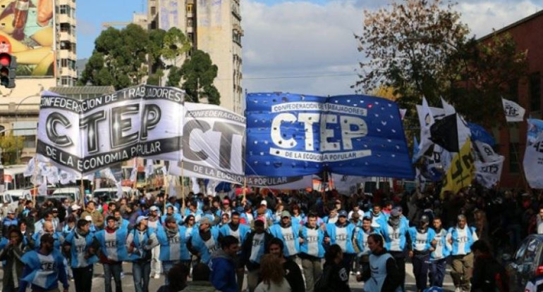 Marcha de organizaciones sociales en centro porteño por Día del Trabajador