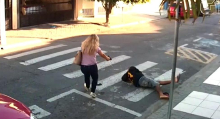 Mujer mata a ladrón frente a escuela - Brasil