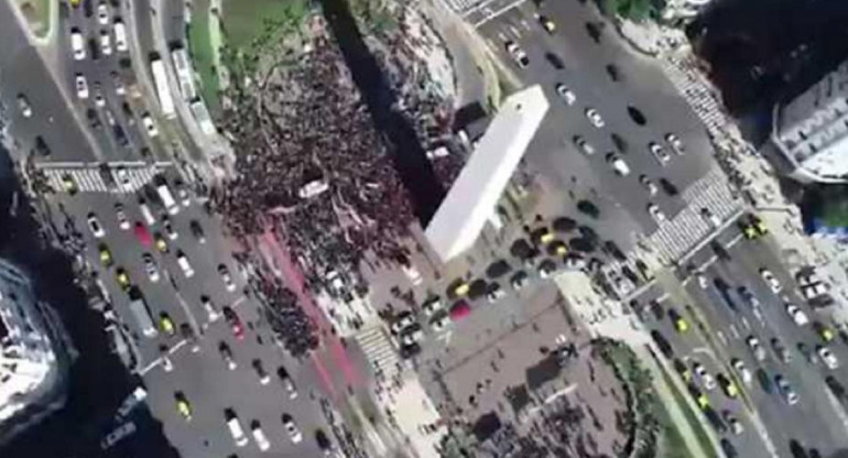 Tensión en el Obelisco y corte sorpresivo en la autopista 25 de Mayo