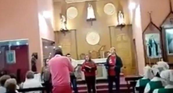 Video viral - entró a una iglesia indignado