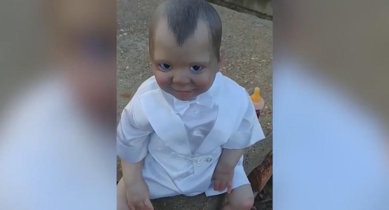 Muñeco de bebé diabólico sigue la cámara con sus ojos