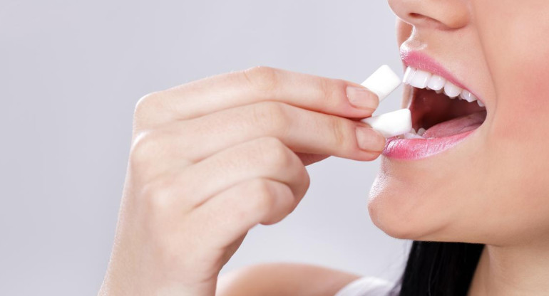 Científicos revelan que masticar chicle ayuda a adelgazar
