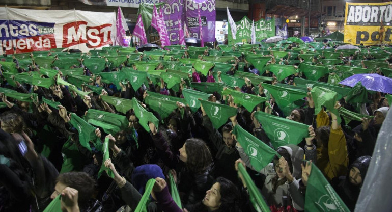 Activistas a favor del aborto se manifiestan frente al Congreso - NA -