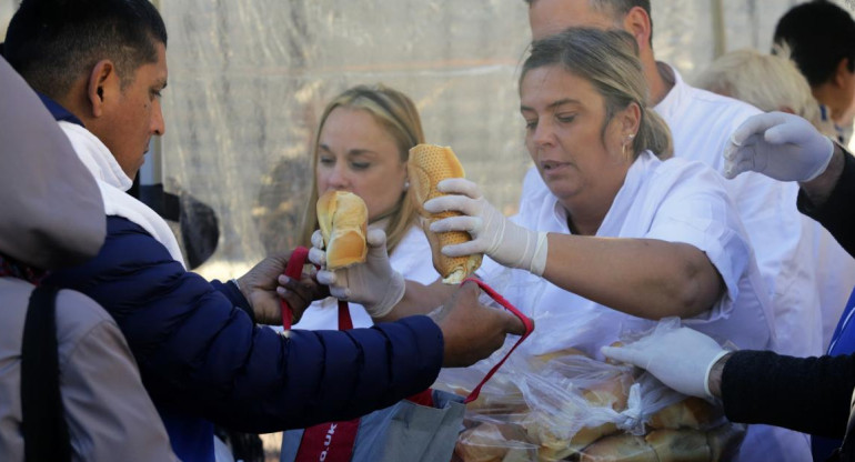 Panazo en Plaza Congreso, entrega de pan, NA
