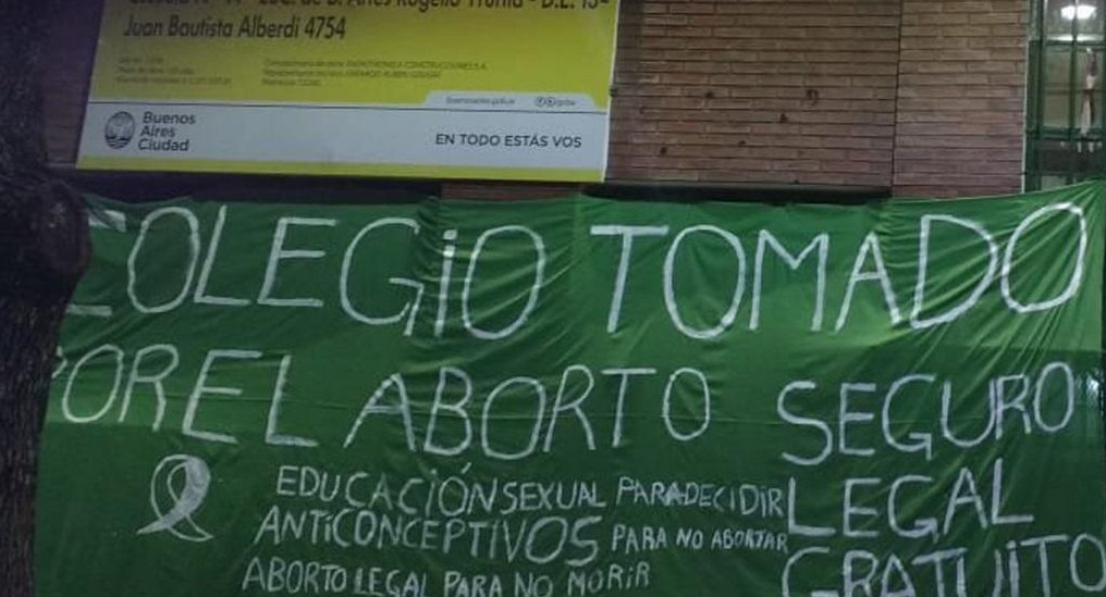 Estudiantes toman colegios porteños en reclamo por aborto legal