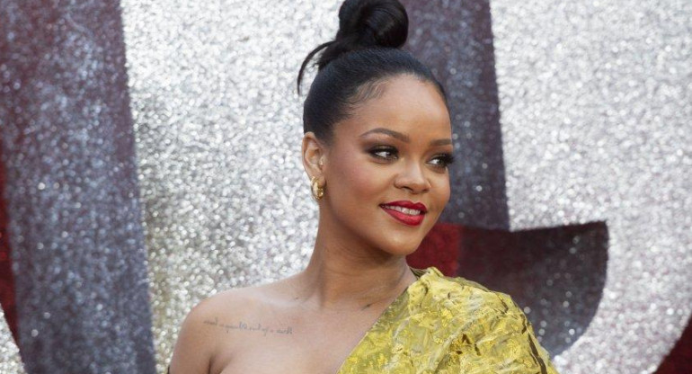 Rihanna deslumbra en Londres con un escote al límite