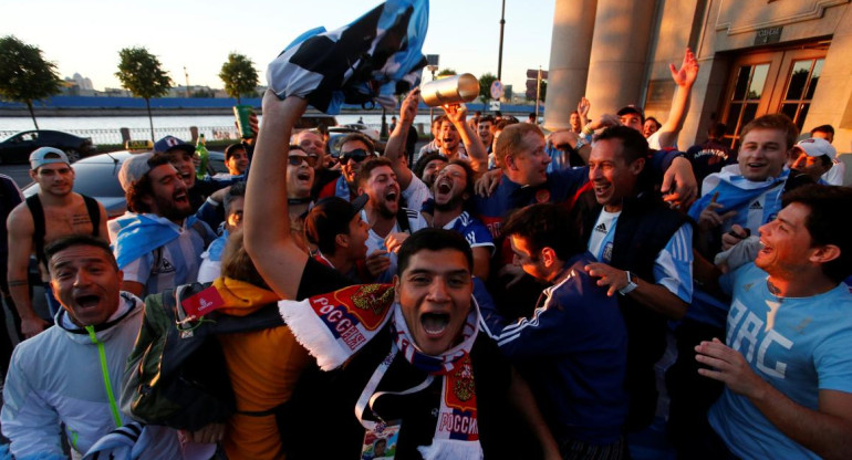 Hinchas argentinos en San Petersburgo (Reuters)