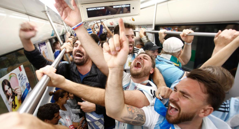 Hinchas argentinos rumbo a Kazán (Reuters)