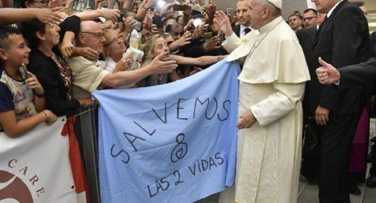 Bandera contra el aborto en el Vaticano - Papa Francisco - 