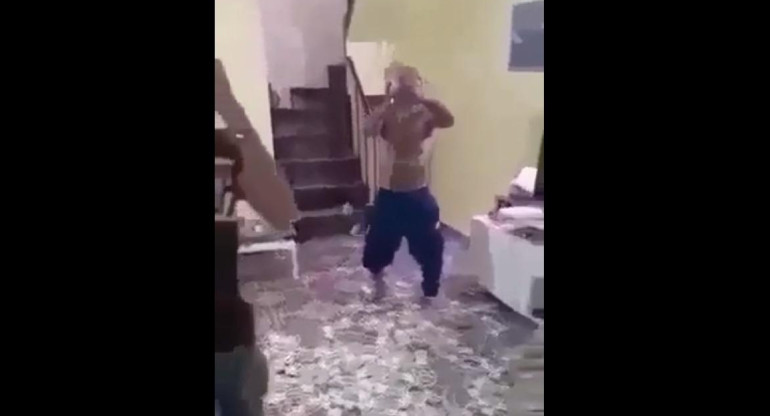 Narco bailando bajo lluvia de billetes
