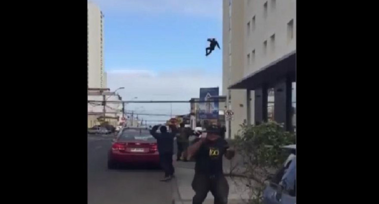 Ecuatoriano cae desde un sexto piso en Chile