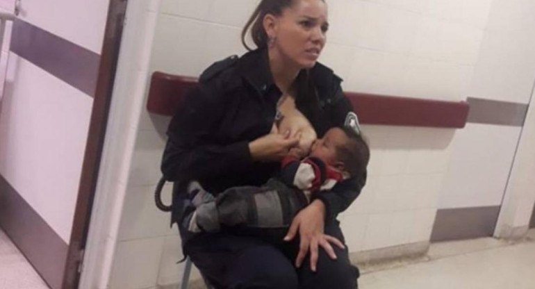 Policía amamantando al bebé - La Plata