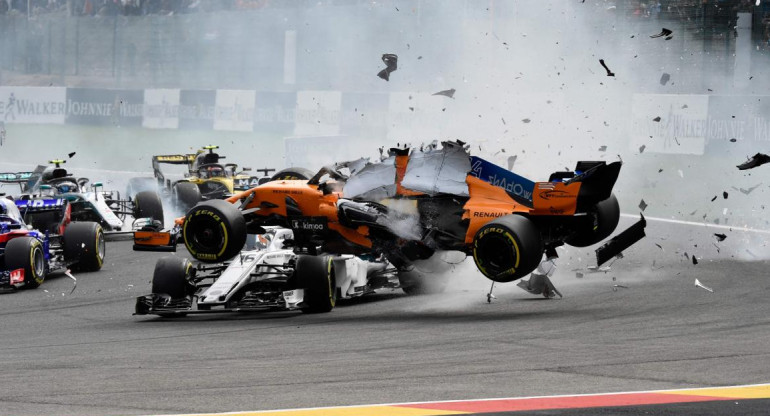 Milagro en la Fórmula 1 - tremendo accidente de Alonso (Reuters)