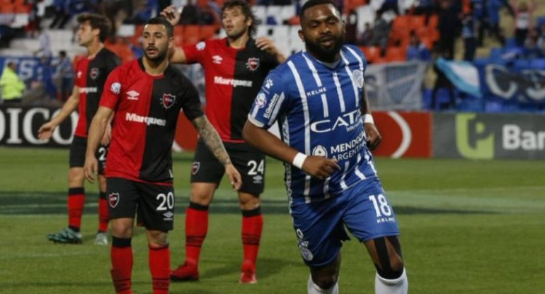 Superliga: Festejo de Godoy Cruz ante Newells - Morro García