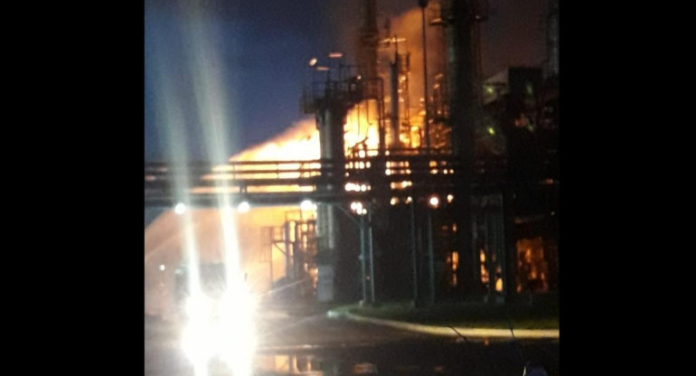 Incendio de magnitud en destilería de Bahía Blanca