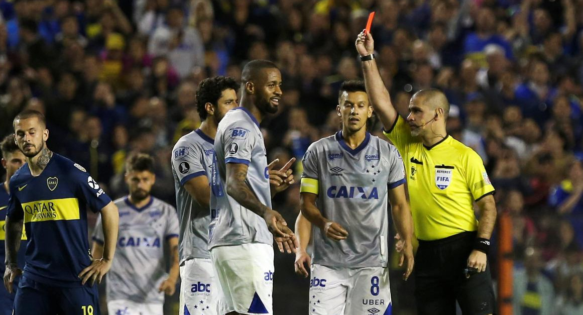 Expulsión de Dede en Boca vs. Cruzeiro (Reuters)