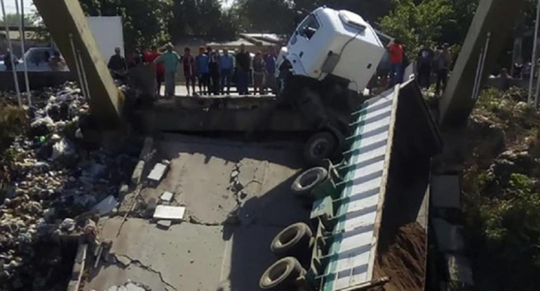 Se derrumbó un puente en Tucumán y un camión quedó atrapado