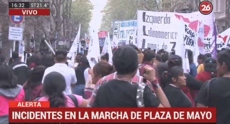 Incidentes y corridas en marcha de Plaza De Mayo