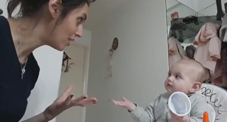 Desopilante charla entre una beba y su mamá - Video viral