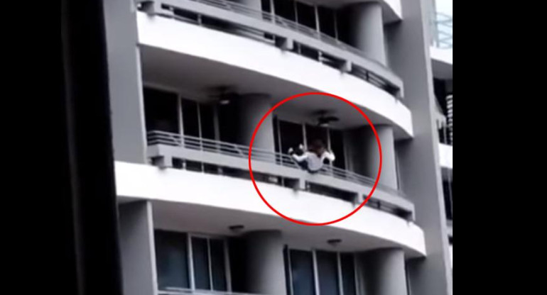 VIDEO VIRAL en Youtube: quería sacarse la selfie perfecta y cayó de un piso 27	