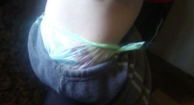 Bebé usa bolsas de plástico como pañales