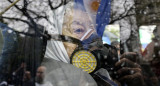 Hebe de Bonafini, con una mascara antigas, en los alrededores del Congreso, NA