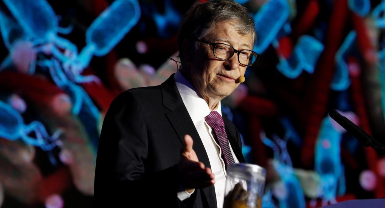 Bill Gates y tarro con excremento (Reuters)