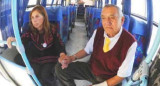 Chofer lleva a su mujer con Alzheimer en el colectivo porque nadie puede cuidarla