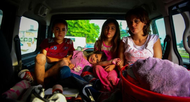 Madre y sus cinco hijos viven en una camioneta luego de que le usurparan la casa