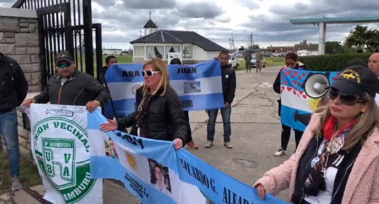 Reclamo de familiares del Submarino ARA San Juan en Base Naval de Mar del Plata
