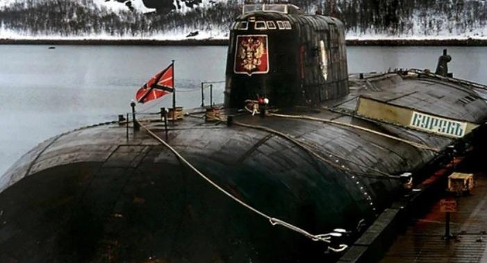 Submarino ruso Kursk, reflotado en el 2001