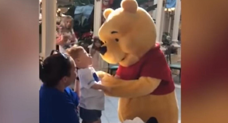 Winnie the Pooh y su encuentro con un niño con discapacidad, viral en Facebook