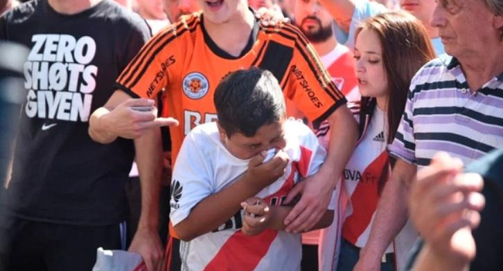 Incidentes a la salida del Monumental tras la suspensión de la Superfinal