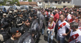 Policía con hinchas de River en el Monumental (NA)