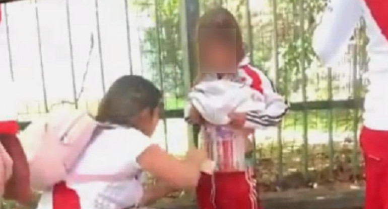Mujer puso bengalas en cuerpo de una nena antes de la Superfinal por Copa Libertadores