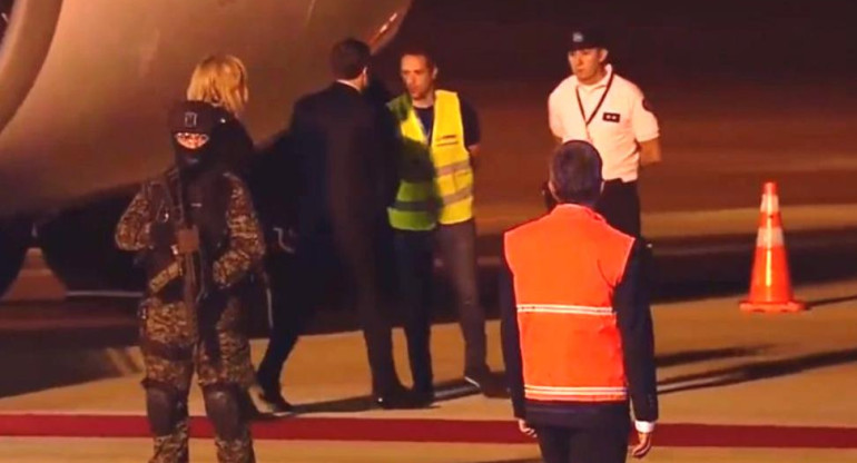 Insólita llegada de Macron al G20: no había funcionarios y saludó a empleados de Ezeiza	