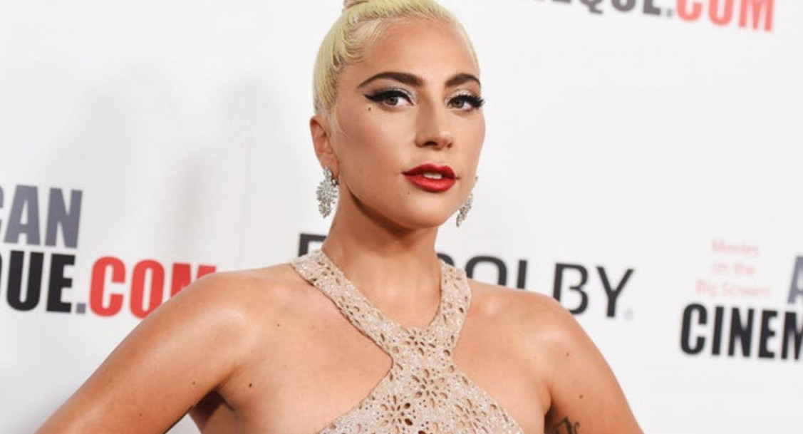 Lady Gaga llora durante un homenaje a Bradley Cooper