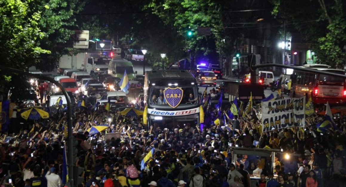 Despedida de hinchas de Boca al plantel que partió a Madrid