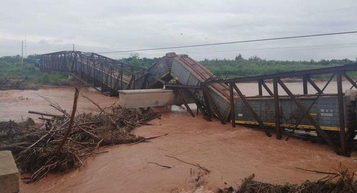 Salta - cayó puente ferroviario sobre el río Colorado justo cuando pasaba el tren de Belgrano Cargas