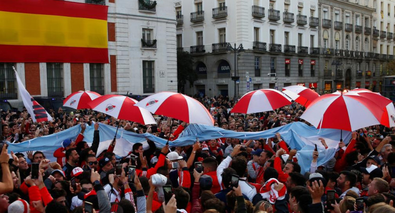 Histórico banderazo de River en España por la Superfinal, Reuters