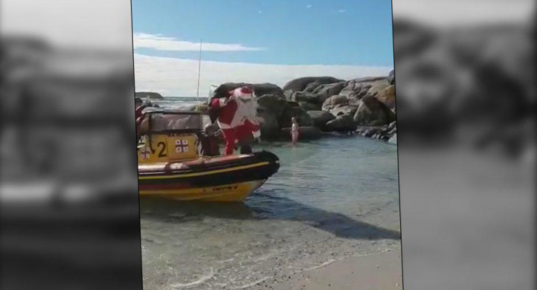 Papá Noel cae del bote
