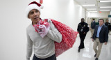 Barack Obama entregó regalos vestido de Papá Noel en hospital