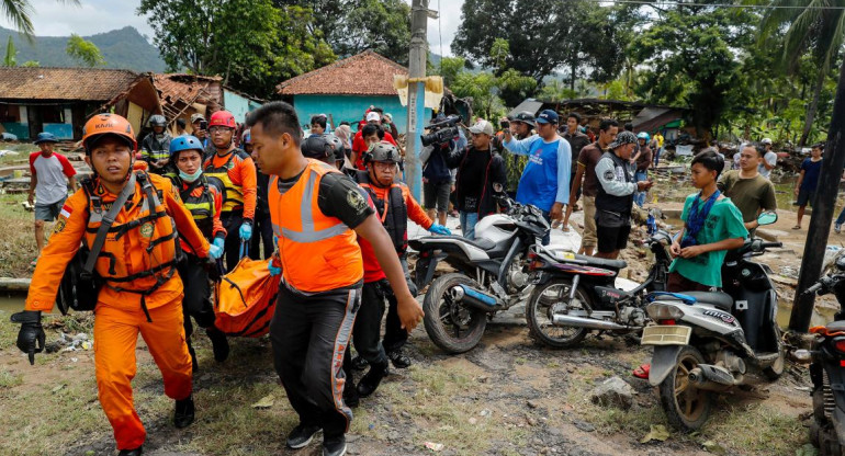 Tsunami trágico en Indonesia: búsqueda desesperada de sobrevivientes, Reuters