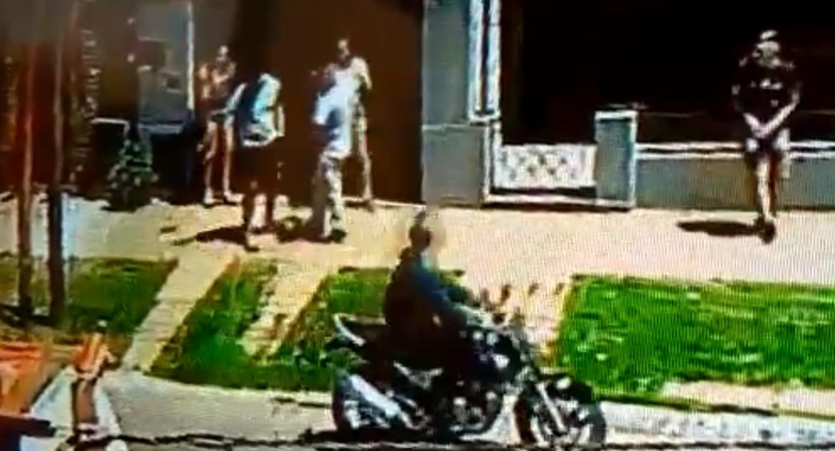 Robo de motochorros a punta de pistola a chicos en Don Bosco