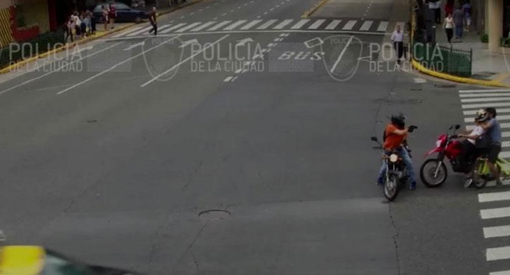 Recoleta - turista persiguiendo a motochorro