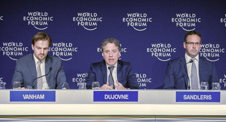 Nicolás Dujovne, Guido Sandleris, Vanham en Davos, NA