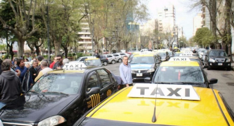 Protestas de taxis en Mar del Plata contra Uber (0223)
