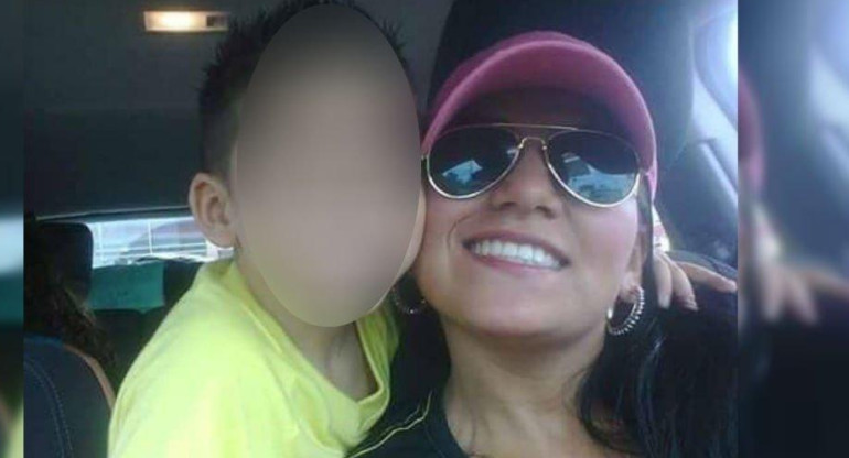 Madre que se lanza con su hijo en brazos en México
