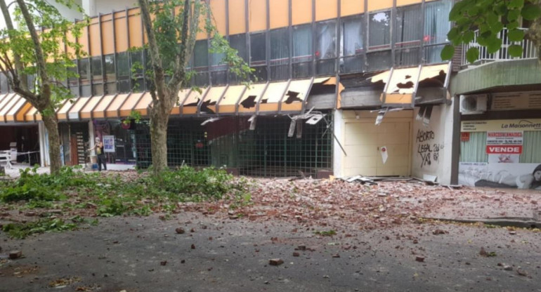 Derrumbe de fachada de un edificio del centro de Mar del Plata